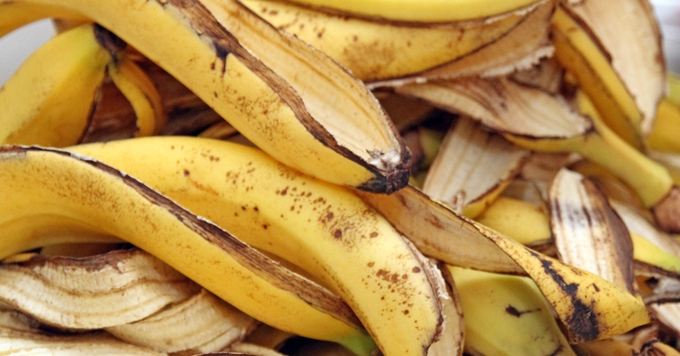 Cascas De Banana Madura Agem Como Elemento Purificador De água Doce Limão