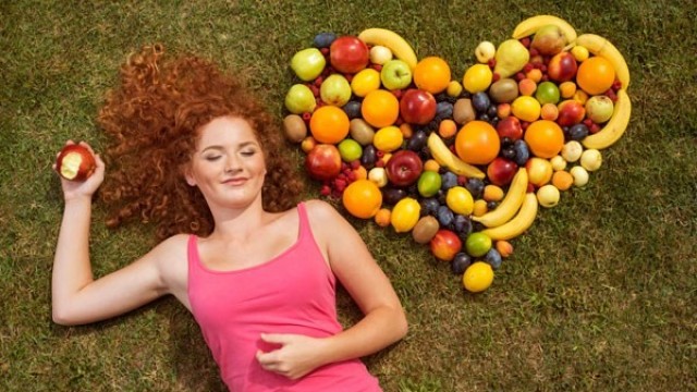 É saudável comer frutas de estômago vazio?